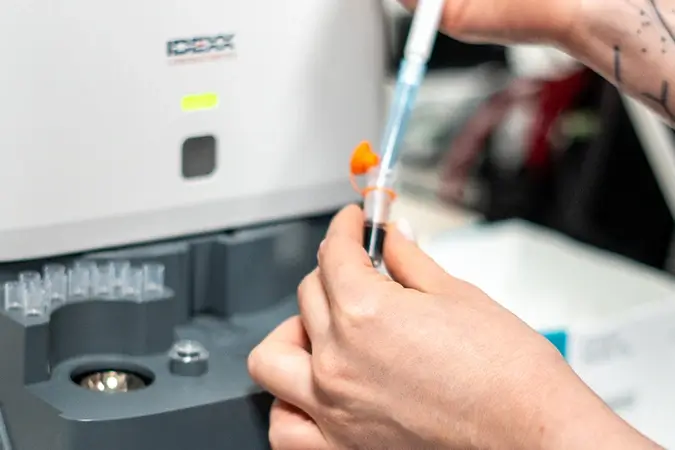 Laborantin arbeitet mit Proben im Labor