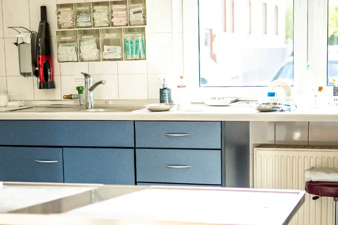 Behandlungszimmer der Tierarztpraxis Lüllmann mit Behandlungstisch und Stauraum